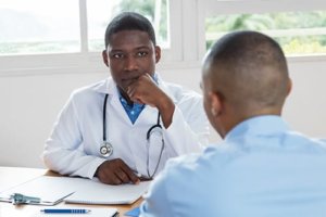 A doctor at a dual diagnosis treatment center Denver talks to a client