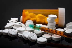 the difference between opiate and opioid drugs